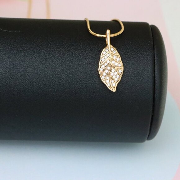 "Elegant Leaf Design Rose Gold Pendant with Sparkling White Stones, XPPT1868 - Picture 10 of 13